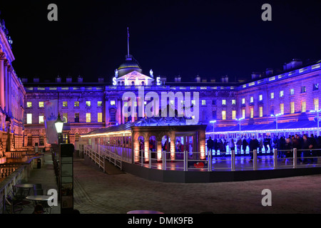 Somerset House et façades illuminées autour d'hiver patinoire temporaire avec de grandes 'Skate' sign Banque D'Images