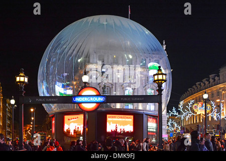 Piccadilly Circus avec Eros statue à l'intérieur d'une grande bulle globe de neige à Noël comme une mesure anti vandalisme Banque D'Images