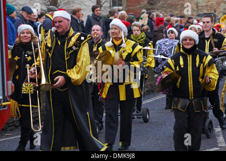 Wimborne, Dorset, Royaume-Uni. 14 décembre 2013. Les foules se détournent pour assister au 25ème défilé de Noël de Wimborne Save the Children. Gugge 2000, Gugge2000, groupe suisse de gugggemusik. Crédit : Carolyn Jenkins/Alay Live News Banque D'Images