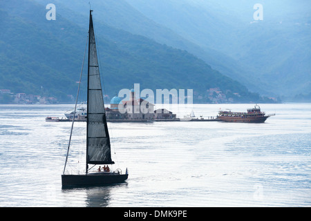 Baie de Kotor. Les petits états insulaires et yacht à voile Banque D'Images