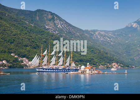 Baie de Kotor. Petits et gros bateau à voile Banque D'Images