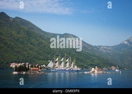 Baie de Kotor. Les petites îles et grand voilier Banque D'Images