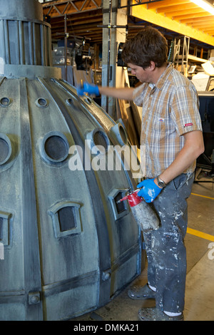 Peintre travaillant sur l'église de faux dôme, construction de scènes boutique, Opéra de Santa Fe, Santa Fe, Nouveau Mexique USA Banque D'Images