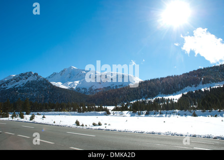 La route Ofenpass à Buffalora, en Suisse, offre une route panoramique à travers les Alpes. L'itinéraire traverse de superbes paysages montagneux, avec des vues sur Piz Daint, offrant une expérience unique aux voyageurs et aux passionnés de nature. Banque D'Images