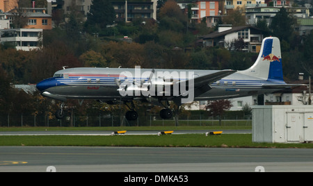 Red Bulls Douglas DC-6, à l'atterrissage à Innsbruck Banque D'Images