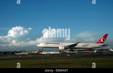 Turkish Airlines avion atterrit à l'aéroport de Heathrow, Londres, Angleterre, Royaume-Uni Banque D'Images