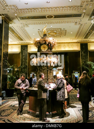Horloge en bronze richement sculptée dans l'hôtel Waldorf-Astoria, NYC Banque D'Images