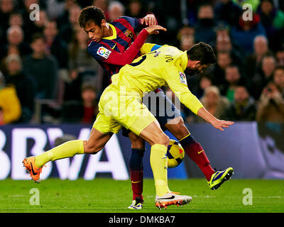 Ii14.12.2013. Barcelone, Espagne. L'avant du FC Barcelone Neymar (L) prend sur Defender Mateo Musacchio de Villareal CF au cours de la jeu de la Liga entre le FC Barcelone et Villarreal CF au Camp Nou, Barcelone Banque D'Images