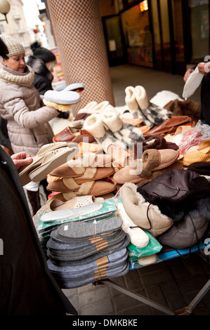 Stand avec maison en laine chaussons Banque D'Images