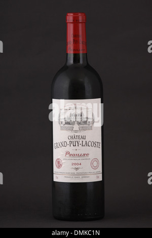 Une bouteille de vin rouge Français, Château Grand-Puy-Lacoste 2004, Grand Cru Classe en 1855, Pauillac, Bordeaux, France Banque D'Images