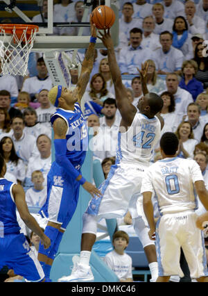 Chapel Hill, North Carolina, USA. 14 Décembre, 2013. Kentucky Wildcats (Cauley-Stein avant Willie 15) bloque les shot of North Carolina Tar Heels de l'avant Joel James (42) # 11 Kentucky joué # 18 Caroline du Nord le samedi 14 décembre 2013, à Chapel Hill, NC. Photos de Mark Cornelison | Crédit Personnel : Lexington Herald-Leader/ZUMAPRESS.com/Alamy Live News Banque D'Images