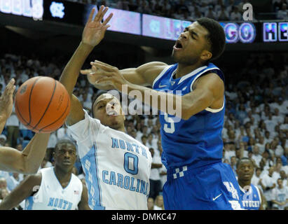 Chapel Hill, North Carolina, USA. 14 Décembre, 2013. Kentucky Wildcats guard Andrew Harrison (5) avait le ballon dépouillé par Nate Britt, 0, sur une unité au panier comme # 11 Kentucky joué # 18 Caroline du Nord le samedi 14 décembre 2013, à Chapel Hill, NC. Photos de Mark Cornelison | Crédit Personnel : Lexington Herald-Leader/ZUMAPRESS.com/Alamy Live News Banque D'Images