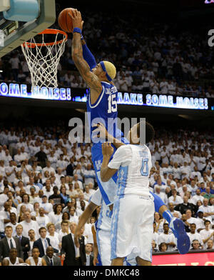 Chapel Hill, North Carolina, USA. 14 Décembre, 2013. Kentucky Wildcats avant Willie Cauley-Stein (15) Mélanger un alleyoop passent au-dessus de la Caroline du Nord a Nate Britt, comme # 11 Kentucky joué # 18 Caroline du Nord le samedi 14 décembre 2013, à Chapel Hill, NC. Photos de Mark Cornelison | Crédit Personnel : Lexington Herald-Leader/ZUMAPRESS.com/Alamy Live News Banque D'Images