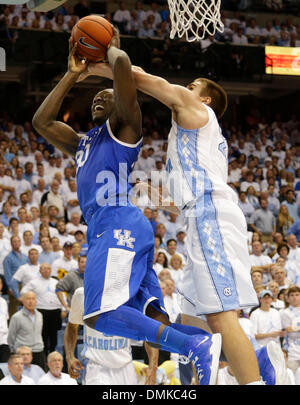 Chapel Hill, North Carolina, USA. 14 Décembre, 2013. Kentucky Wildcats avant Julius Randle (30) a été souillée par North Carolina Tar Heels de l'avant Jackson Simmons (21) # 18 # 11 défait de la Caroline du Nord Kentucky 82-77 le samedi 14 décembre 2013, à Chapel Hill, NC. Photos de Mark Cornelison | Crédit Personnel : Lexington Herald-Leader/ZUMAPRESS.com/Alamy Live News Banque D'Images