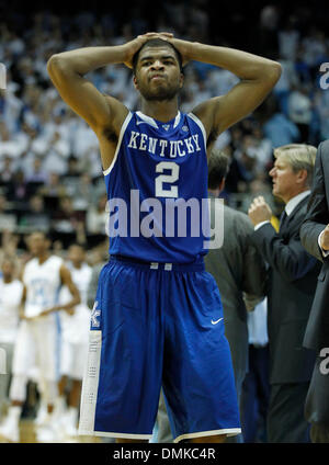 Chapel Hill, North Carolina, USA. 14 Décembre, 2013. Kentucky Wildcats guard Aaron Harrison (2) croisa ses mains sur sa tête au dernier vibreur comme # 18 # 11 défait de la Caroline du Nord Kentucky 82-77 le samedi 14 décembre 2013, à Chapel Hill, NC. Photos de Mark Cornelison | Crédit Personnel : Lexington Herald-Leader/ZUMAPRESS.com/Alamy Live News Banque D'Images