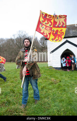 Cilmery, Powys, au Royaume-Uni. 14 décembre 2013. Un service commémoratif a lieu à l'église d'Llanynis romantique petite Llyewelyn où est allé(e) à un service jours avant il a rencontré son destin à seulement 800 mètres. Patriotes gallois se réunissent pour la commémoration annuelle de l'assassinat du dernier vrai Prince de Galles - Llywelyn ap Gruffudd - qui a gouverné la plupart de pays de Galles et de Gwynedd pendant 36 ans de 1246 à 1282 jusqu'à sa mort perfide le 11 décembre 1282 aux mains du roi Édouard 1 près de la petite ville du comté de Builth Wells. Credit : Crédit : Graham M. Lawrence/Alamy Live News. Banque D'Images