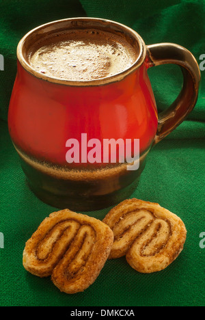 Chocolat chaud avec des biscuits à la cannelle. Banque D'Images