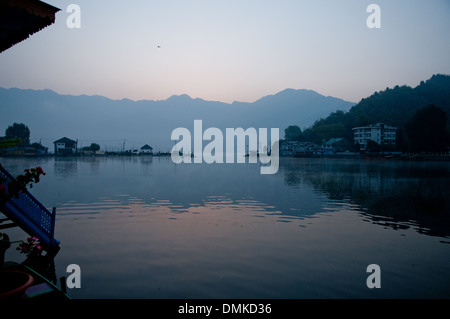 Dal Lake célèbre pour ses jardins, des lacs et des péniches dans Srinagar, Jammu-et-Cachemire. Banque D'Images