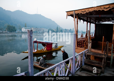 Dal Lake célèbre pour ses jardins, des lacs et des péniches dans Srinagar, Jammu-et-Cachemire. Banque D'Images
