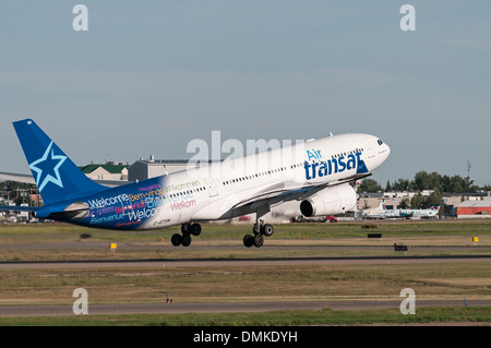 Air Transat Airbus A330-200 C-GTSN) décollant de l'Aéroport International de Calgary, Canada Banque D'Images