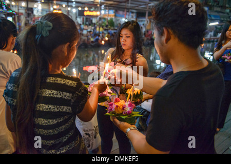 Amis se rassemblent pour libérer les offres flottant pendant le festival Loy Kratong à Bangkok, Thaïlande Banque D'Images