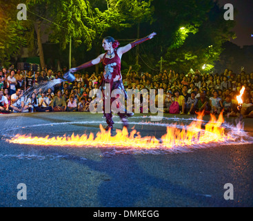 Des tirs israéliens dancer performing au spectacle de rue à Bangkok, Thaïlande Banque D'Images