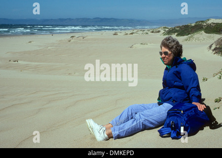 Les femmes dans les dunes, Oceano Dunes State Recreation Area, véhicule en Californie Banque D'Images