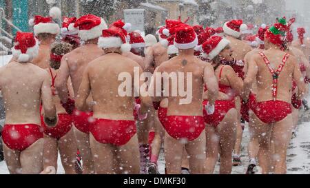 Toronto, Canada. 14 Décembre, 2013. Les participants dans les maillots de bain s'exécuter pendant le 2013 Toronto Santa Speedo à Toronto, Canada, le 14 décembre 2013. L'événement, les participants devaient courir 3 kilomètres dans leurs maillots afin d'amasser des fonds pour les enfants. Credit : Zou Zheng/Xinhua/Alamy Live News Banque D'Images