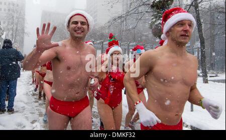 Toronto, Canada. 14 Décembre, 2013. Les participants dans les maillots de bain s'exécuter pendant le 2013 Toronto Santa Speedo à Toronto, Canada, le 14 décembre 2013. L'événement, les participants devaient courir 3 kilomètres dans leurs maillots afin d'amasser des fonds pour les enfants. Credit : Zou Zheng/Xinhua/Alamy Live News Banque D'Images