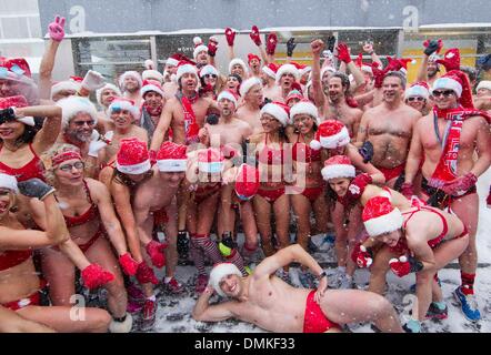 Toronto, Canada. 14 Décembre, 2013. Les participants dans les maillots posent pour des photos après avoir fini le 2013 Toronto Santa Speedo à Toronto, Canada, le 14 décembre 2013. L'événement, les participants devaient courir 3 kilomètres dans leurs maillots afin d'amasser des fonds pour les enfants. Credit : Zou Zheng/Xinhua/Alamy Live News Banque D'Images