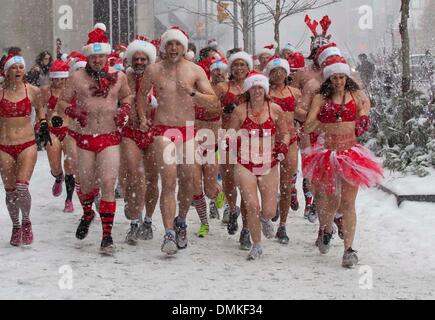 Toronto, Canada. 14 Décembre, 2013. Les participants dans les maillots de bain s'exécuter pendant le 2013 Toronto Santa Speedo à Toronto, Canada, le 14 décembre 2013. L'événement, les participants devaient courir 3 kilomètres dans leurs maillots afin d'amasser des fonds pour les enfants. Credit : Zou Zheng/Xinhua/Alamy Live News Banque D'Images