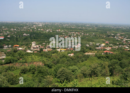 Toits à pignon à Tonekabon(Shahsavar) , plus belle ville au nord de l'Iran.(province de Mazandaran.) Banque D'Images