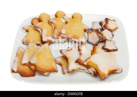 Sur le thème de Noël biscuits sablés sur une plaque isolés contre white Banque D'Images
