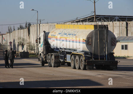 Gaza, Territoires palestiniens. Le 15 décembre 2013. Un camion palestinien transportant du carburant arrive le sud de la bande de Gaza ville de Rafah, le 15 décembre 2013. Ra'ed Fattouh, agent de liaison, un Palestinien a déclaré que 450 000 litres de diesel industriel destiné à l'usine d'électricité conclu aujourd'hui à Gaza via Kerem Shalom avec Israël. (Xinhua/Khaled Omar) Credit : Xinhua/Alamy Live News Banque D'Images