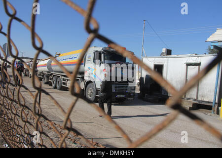 Gaza, Territoires palestiniens. Le 15 décembre 2013. Un camion palestinien transportant du carburant arrive le sud de la bande de Gaza ville de Rafah, le 15 décembre 2013. Ra'ed Fattouh, agent de liaison, un Palestinien a déclaré que 450 000 litres de diesel industriel destiné à l'usine d'électricité conclu aujourd'hui à Gaza via Kerem Shalom avec Israël. (Xinhua/Khaled Omar) Credit : Xinhua/Alamy Live News Banque D'Images