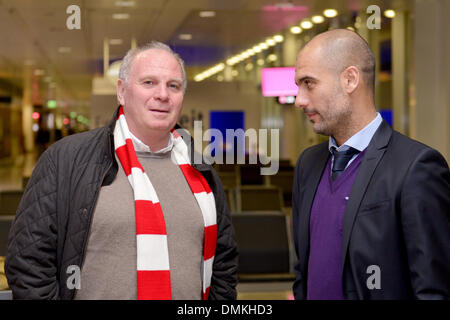 Munich, Allemagne. 14 Décembre, 2013. Le président Uli Hoeness (L) et l'entraîneur Pep Guardiola parler avant le départ pour Agadir (Maroc) de la Bundesliga allemande club FC Bayern Munich à l'aéroport de Munich, Allemagne, le 14 décembre 2013. Photo : David Ebener/dpa/Alamy Live News Banque D'Images