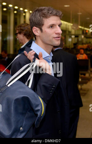 L'aéroport de Munich, Allemagne. 14 Décembre, 2013. Le Bayern Munich dvd Thomas Mueller parle avant le départ de l'équipe d'Agadir (Maroc) à l'aéroport de Munich, Allemagne, le 14 décembre 2013. Bayern Munich fera face à Guangzhou Evergrande FC dans la demi-finale match de foot de la Coupe du Monde des Clubs de la FIFA 2013 le 17 décembre 2013. Photo : David Ebener/dpa/Alamy Live News Banque D'Images