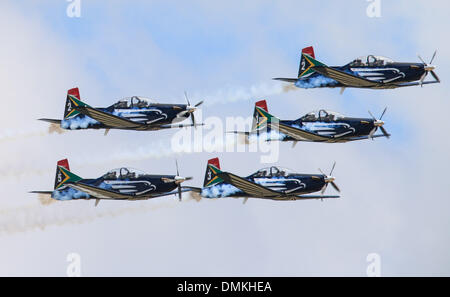 Qunu, Eastern Cape d'Afrique du Sud. Le 15 décembre, 2013. Avions militaires voler sur le site de Nelson Mandela à l'enterrement de Qunu, dans l'Est du Cap, en Afrique du Sud, le 15 décembre 2013. Les funérailles de Nelson Mandela de la fin du service dans son village ancestral de Qunu à Liège le dimanche. Il a été enterré à côté de ses proches qu'il le souhaitait à Qunu, un petit village, où Mandela a passé plus d'années dans son enfance. Credit : Meng Chenguang/Xinhua/Alamy Live News Banque D'Images