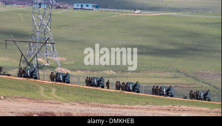 Qunu, Eastern Cape d'Afrique du Sud. Le 15 décembre, 2013. Attendre au feu des soldats saluer sur le site de l'enterrement de Nelson Mandela à Qunu, Eastern Cape d'Afrique du Sud, le 15 décembre 2013. Les funérailles de Nelson Mandela de la fin du service dans son village ancestral de Qunu à Liège le dimanche. Il a été enterré à côté de ses proches qu'il le souhaitait à Qunu, un petit village, où Mandela a passé plus d'années dans son enfance. Credit : Meng Chenguang/Xinhua/Alamy Live News Banque D'Images