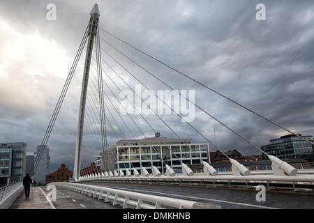 Pont DANS LA FORME D'UNE LYRE SUR LA LIFFEY, Samuel Beckett BRIDGE, nouveau quartier des docks, DUBLIN, IRLANDE Banque D'Images