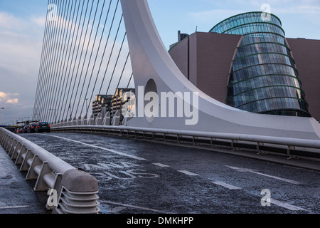 Pont DANS LA FORME D'UNE LYRE SUR LA LIFFEY, Samuel Beckett BRIDGE, nouveau quartier des docks, DUBLIN, IRLANDE Banque D'Images