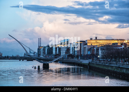 De nouveaux quais QUARTIER AVEC LE PONT EN FORME DE LYRE SUR LA LIFFEY, Samuel Beckett BRIDGE, DUBLIN, IRLANDE Banque D'Images