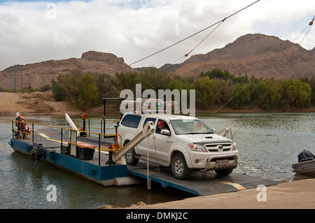 Véhicule quittant l'Octha ferry ponton dans l'Oranje River,Sendelingsdrif, Richtersveld, Afrique du Sud Banque D'Images