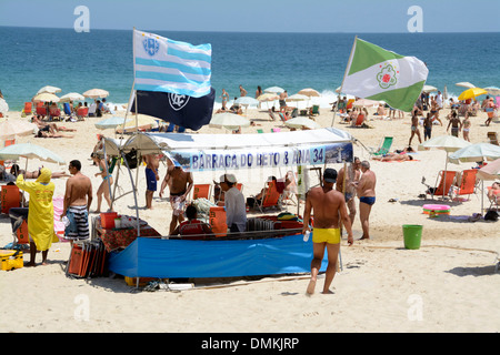 Petits groupes de supporters de football avec leurs propres drapeaux de supporter de football sur la plage d'Ipanema à Rio de Janeiro, Brésil Banque D'Images