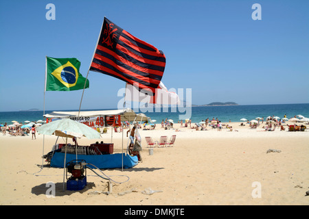 Petits groupes de supporters de football avec leurs propres drapeaux de supporter de football sur la plage d'Ipanema à Rio de Janeiro, Brésil Banque D'Images