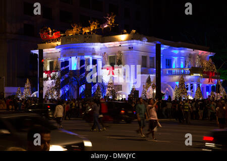 Sao Paulo, Brésil. 14 Décembre, 2013. Décoration de Noël sur la façade d'une succursale bancaire est visible pendant la nuit sur l'Avenida Paulista à Sao Paulo. Chaque année, à partir de décembre, les lumières de Noël attire des milliers de visiteurs par jour aux principaux centres d'affaires de São Paulo. Credit : Andre M. Chang / Alamy Live News Banque D'Images