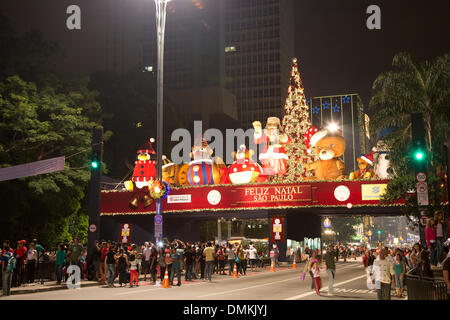 Sao Paulo, Brésil. 14 Décembre, 2013. Décoration de Noël sur scène est visible pendant la nuit sur l'Avenida (Avenue) Paulista à Sao Paulo. Chaque année, à partir de décembre, les lumières de Noël attire des milliers de visiteurs par jour pour le principal centre d'affaires à São Paulo. Credit : Andre M. Chang / Alamy Live News Banque D'Images