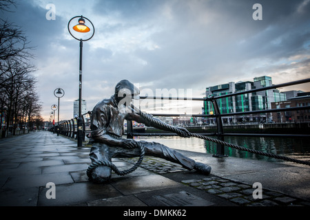 SCULPTURE DU JUGE DE LIGNE, 1999, DONY MACMANUS, LE NOUVEAU QUARTIER DES DOCKS SUR LA RIVIÈRE LIFFEY, CITY QUAY, DUBLIN, IRLANDE Banque D'Images