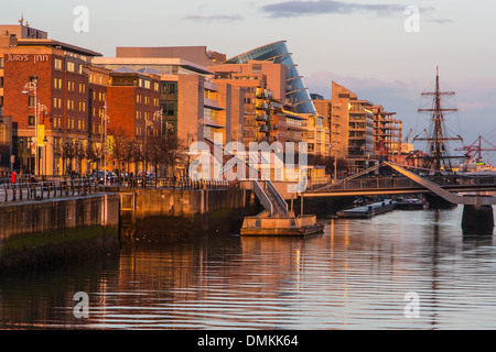 Le NOUVEAU QUARTIER DES DOCKS SUR LA LIFFEY, Samuel Beckett BRIDGE, Custom House Quay, Dublin, Irlande Banque D'Images