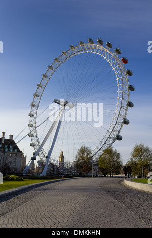 Londres - 14 décembre 2013 : Le London Eye à Londres sur une journée claire avec Big Ben en arrière-plan Banque D'Images